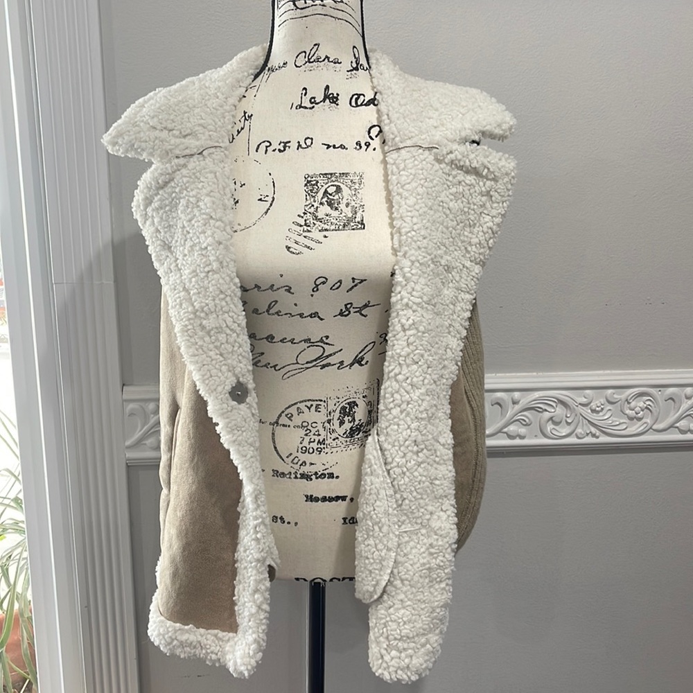 Beige vest three different texture: suede like, sweater and Sherpa